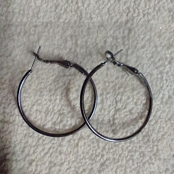 Silvertone wire hoop earrings - Picture 1 of 2